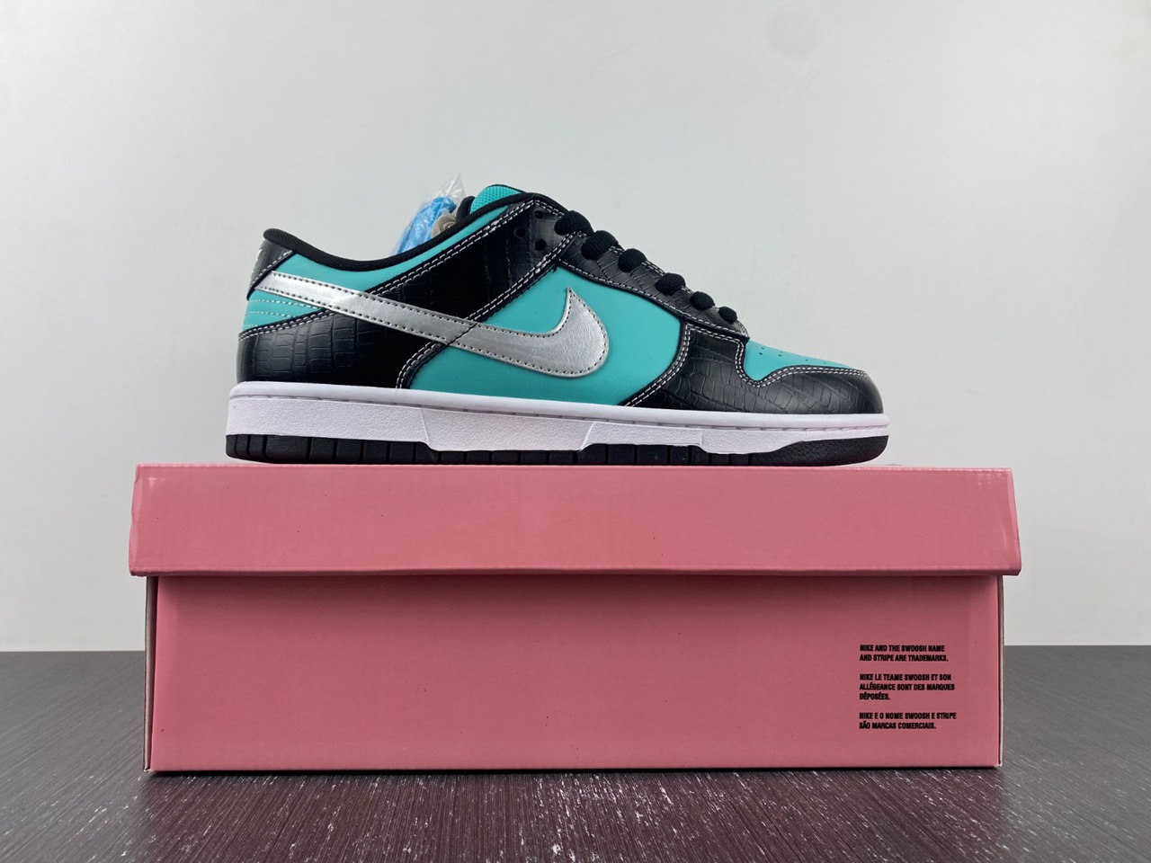 Nike SB x D1am0nd Dunk T*f*ny 304292-402